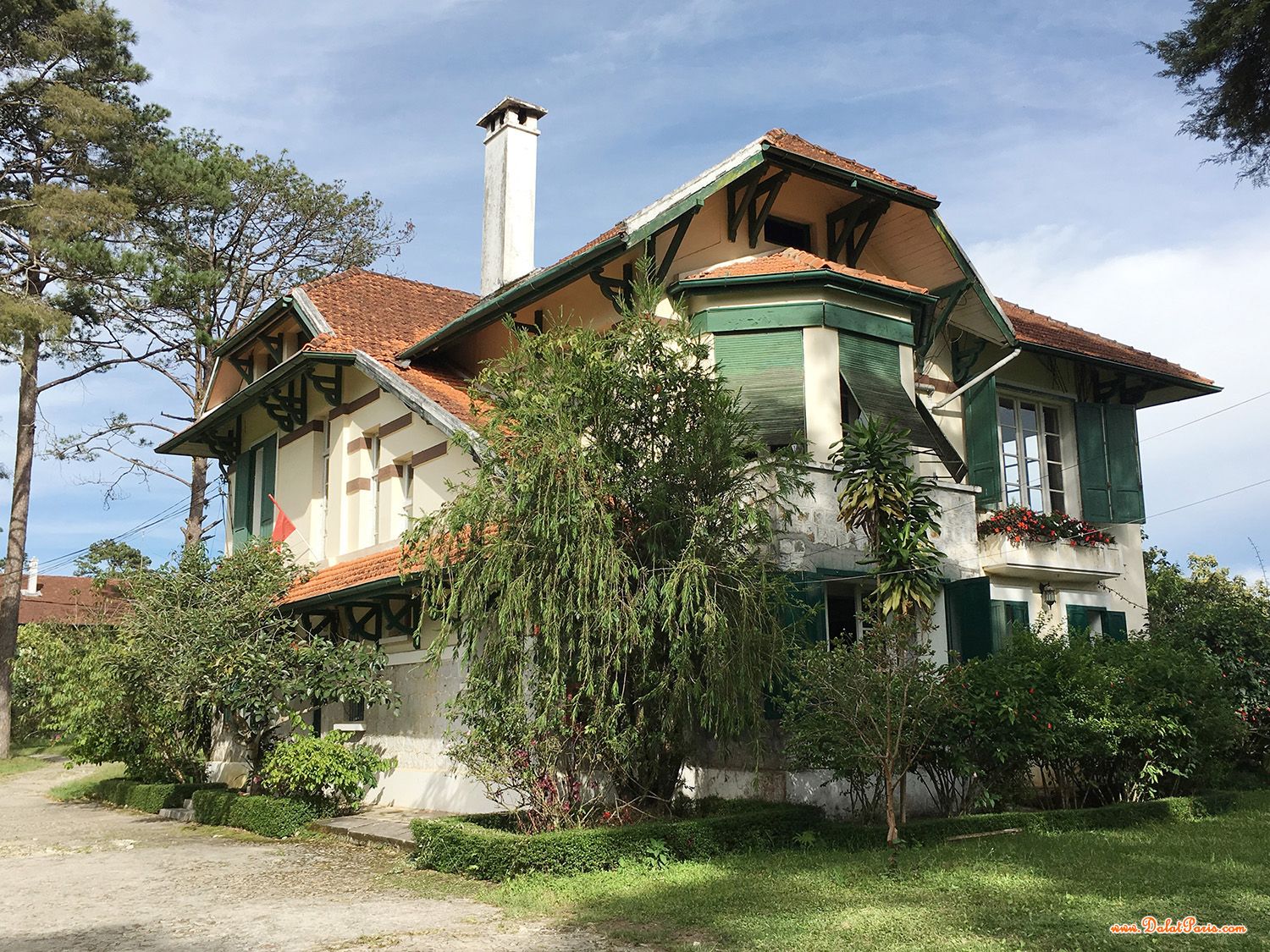 Đất xây khách sạn biệt thự, view đẹp, mặt tiền đường Triệu Việt Vương, gần Dinh III, cách HXH & chợ Đà Lạt khoảng 2km, diện tích hơn 1350m2, giá đầu tư 68 tỷ