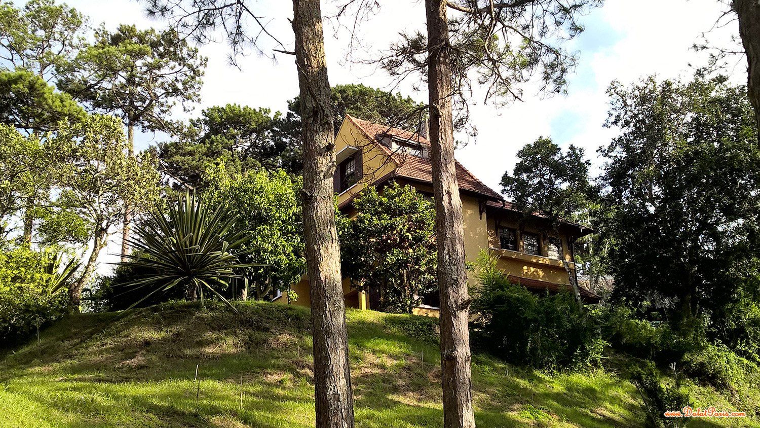 Nhà liện kế hẻm ô tô đường Trần Phú, gần Nhà thờ Con Gà, Cách chợ Đà Lạt và Hồ Xuân Hương 1km, giá đầu tư  21 tỷ