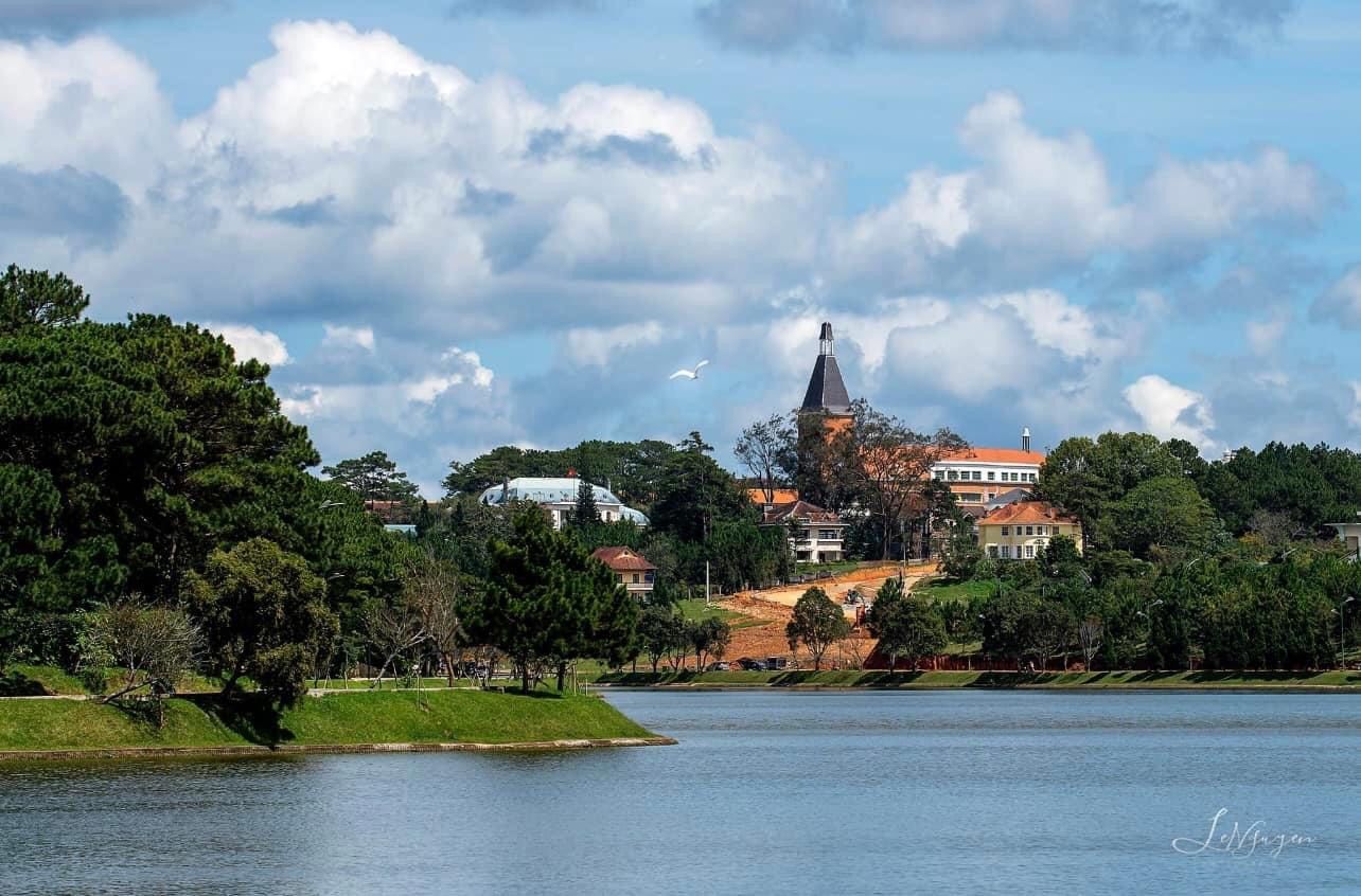 Nhà thiết kế đẹp MT đường Phạm Ngọc Thạch. DTSD rộng rãi 160m2. Cách bệnh viện Đa khoa 100m. Nhà khu vực trung tâm, thích hợp đa nhu cầu của khách hàng. Giá chỉ 8,8 tỷ đồng.