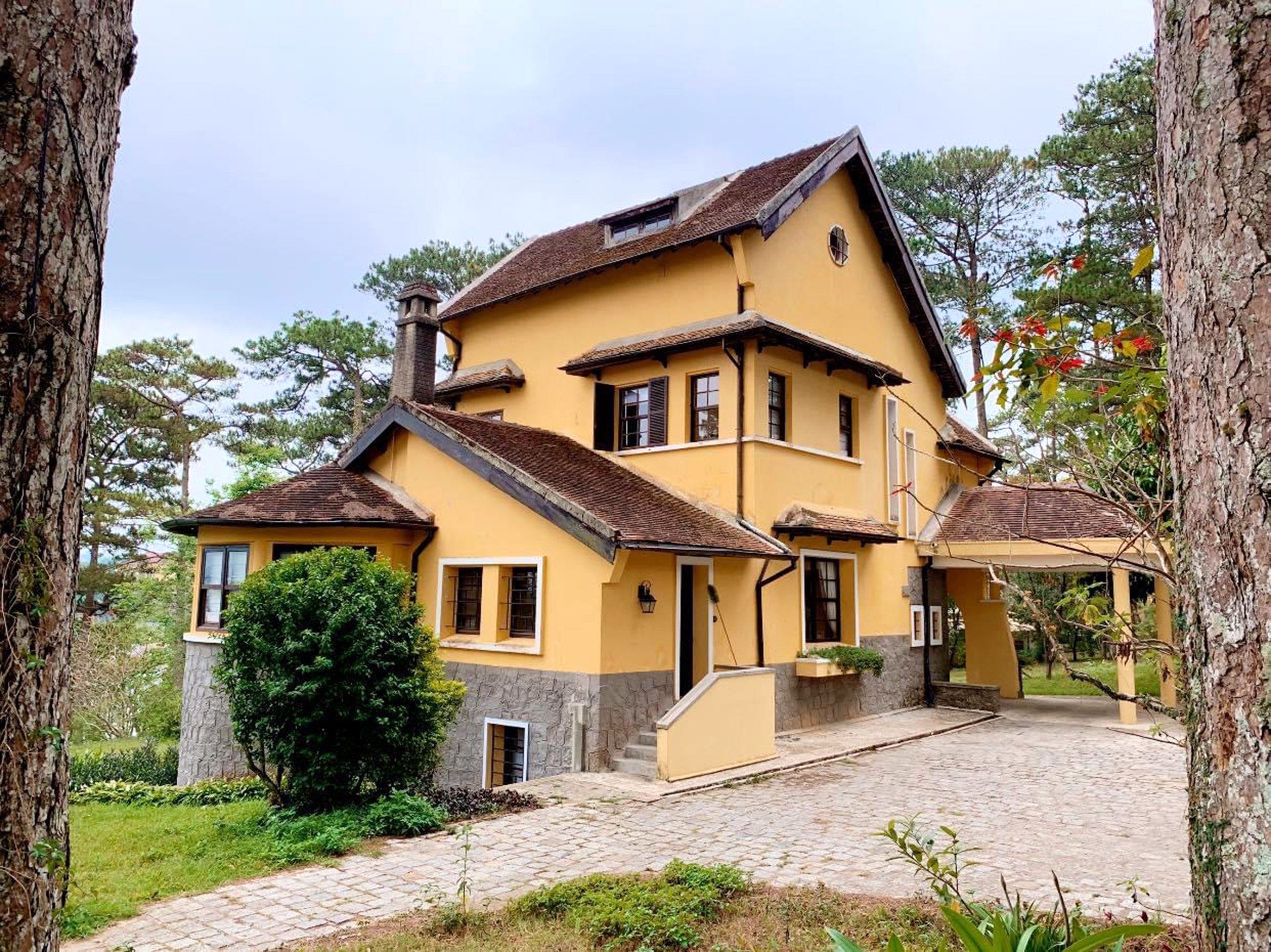 Đất nền biệt thự Măng Line, Phường 7. gần khu resort Lý Nhã Kỳ. View đồi thông 360°. Cách hồ Xuân Hương 8km. khu dân cư đông đúc đầy đủ tiện ích, đường bê tông 5m. thích hợp an cư nghỉ dưỡng. Giá 7 tỷ 5