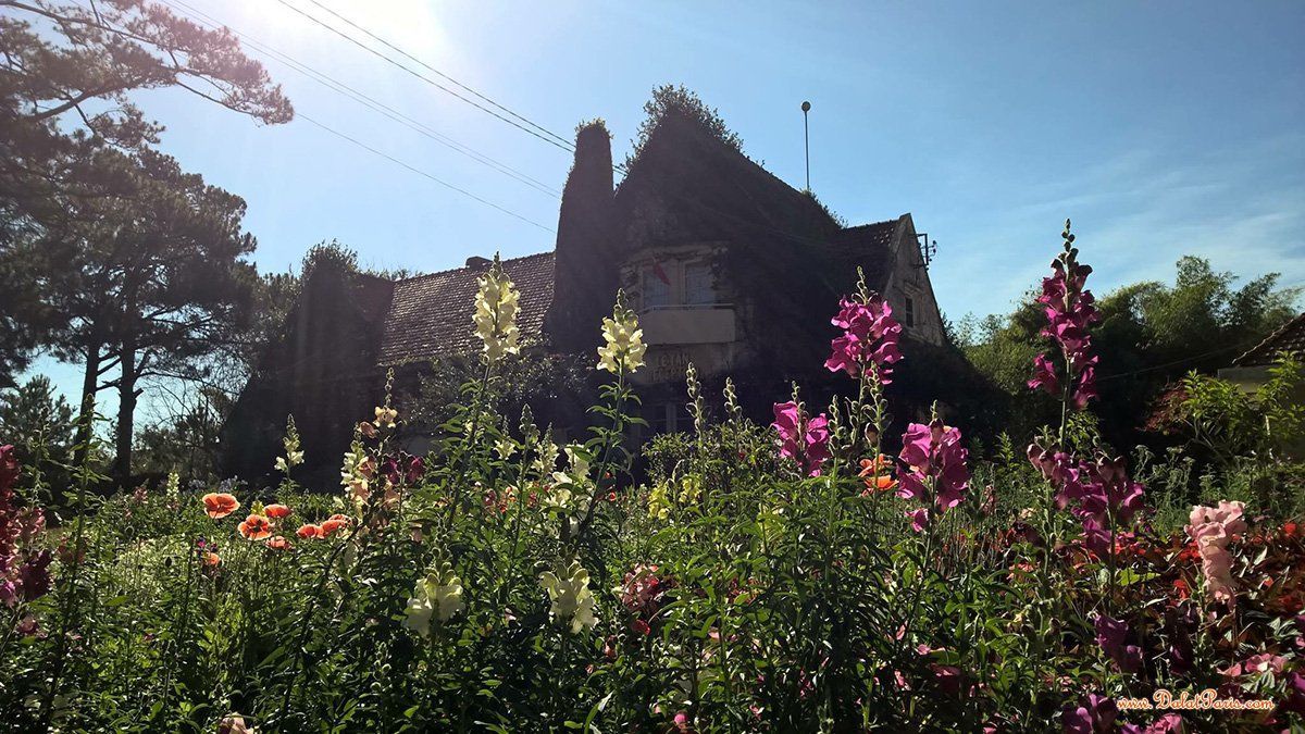 Đất biệt thự KQH Vạn Xuân, ngay thị trấn Lạc Dương. DT: 300m2, gần UBND huyện Lạc Dương. Cách Hồ Xuân Hương 12km. Đường ô tô. Giá 9 tỷ