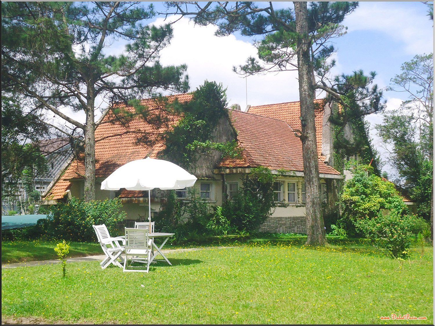 Biệt thự nghỉ dưỡng khu vực sang trọng, P7, Tp Đà Lạt. View đồi thông đẹp, đường nhựa ô tô. Thích hợp nghỉ dưỡng, kinh doanh homestay. Giá 12 tỷ