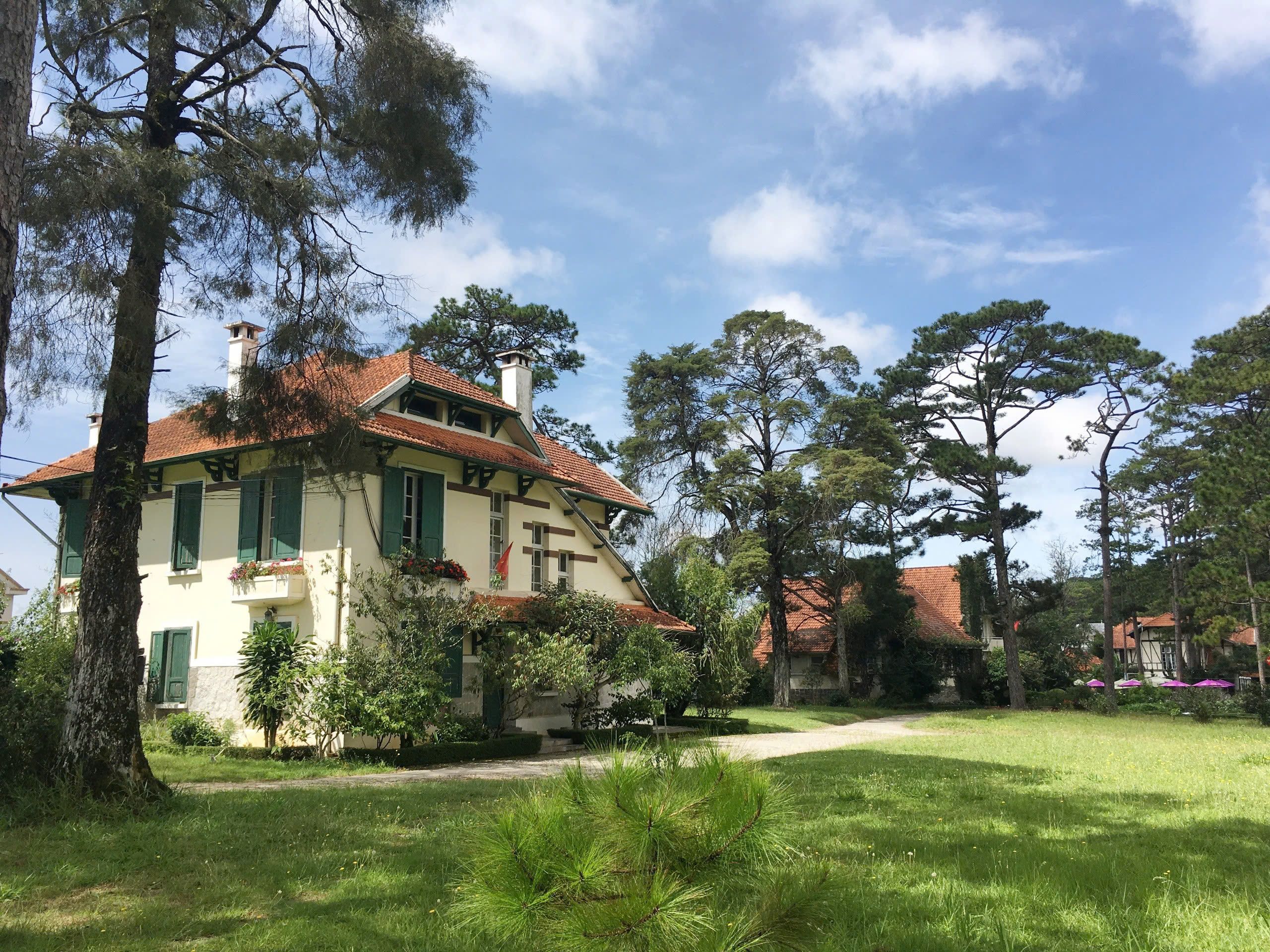 Homestay đăng kinh doanh đường Nguyễn Đình Chiểu. Cách Hồ Xuân Hương khoản 1km, khu vực kinh doanh sầm uất, đường ô tô. Giá tốt đầu tư. Thích hợp an cư, kinh doanh homestay.