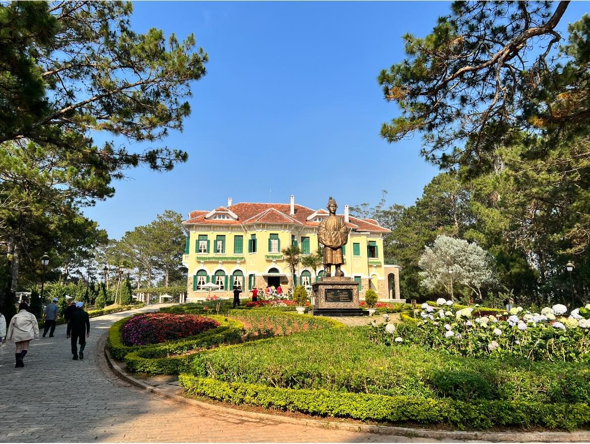 Đất biệt thự đường Cao thắng, cách Hồ xuân hương khoảng 4,5 km. View thoáng đẹp, đường nhưa ô tô. Thich hợp An cư/Đầu tư nghỉ dưỡng. Diện tích 213 m2. Giá bán: 9 tỷ