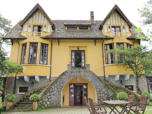 Đất biệt thự mặt tiền đường chính An Sơn, DT 600m2, cách Hồ Xuân Hương khoản 4km, gần dinh 3, view rừng thông, xung quanh nhiều biệt thự. Đường nhựa ô tô. Giá 25 tỷ