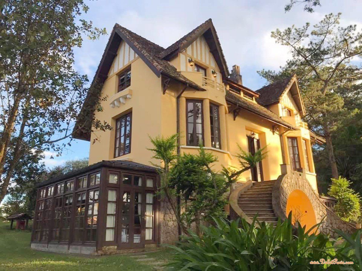 Khách sạn biệt thự mới tinh mặt tiền đường Lữ Gia, cách Hồ Xuân Hương khoản 1.5km, khu vực dân cư đông đúc, thích hợp nghỉ dưỡng, kinh doanh khách sạn. Giá 25 tỷ