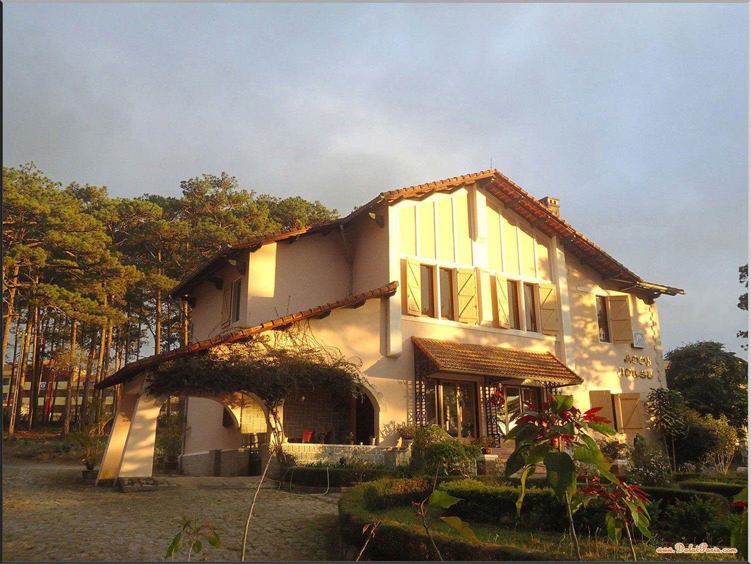 Đất biệt thự hẻm Lữ Gia, P9, Đà Lạt. Diện tích: 220.31m2, cách Hồ Xuân Hương khoản 2km, gần ngã 4 Phan Chu Trinh. Khu dân cư đông đúc. Đường ô tô. Giá 11 tỷ