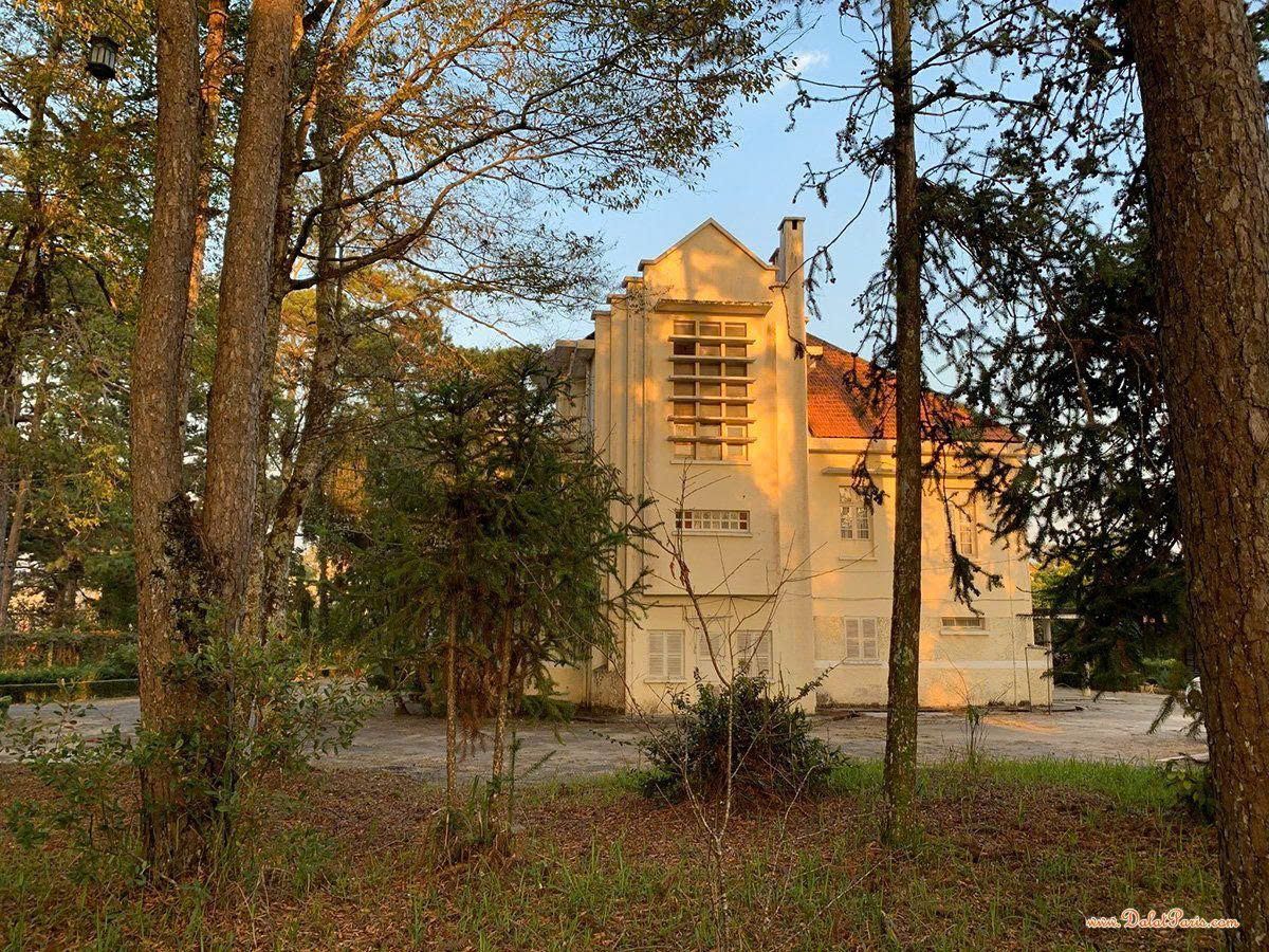 Đất đẹp kinh doanh mặt tiền đường Triệu Việt Vương, P3, Đà Lạt. DT 1557.49m2 đang kinh doanh homestay, cafe. Gần dinh 3, cách HXH khoản 3km. View đẹp. Giá 75 tỷ