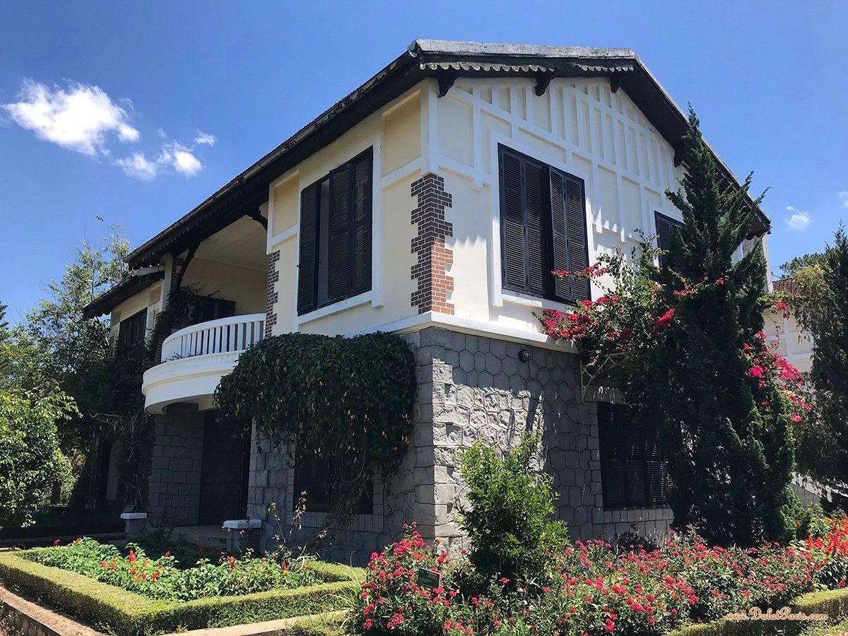 Đất nông nghiệp tặng 2 villa mini sân vườn mặt tiền đường Cam Ly, P7, Đà Lạt. DT 3469m2, gần KDL Purpy Farm, cách Hồ Xuân Hương khoản 7km. Giá 28 tỷ